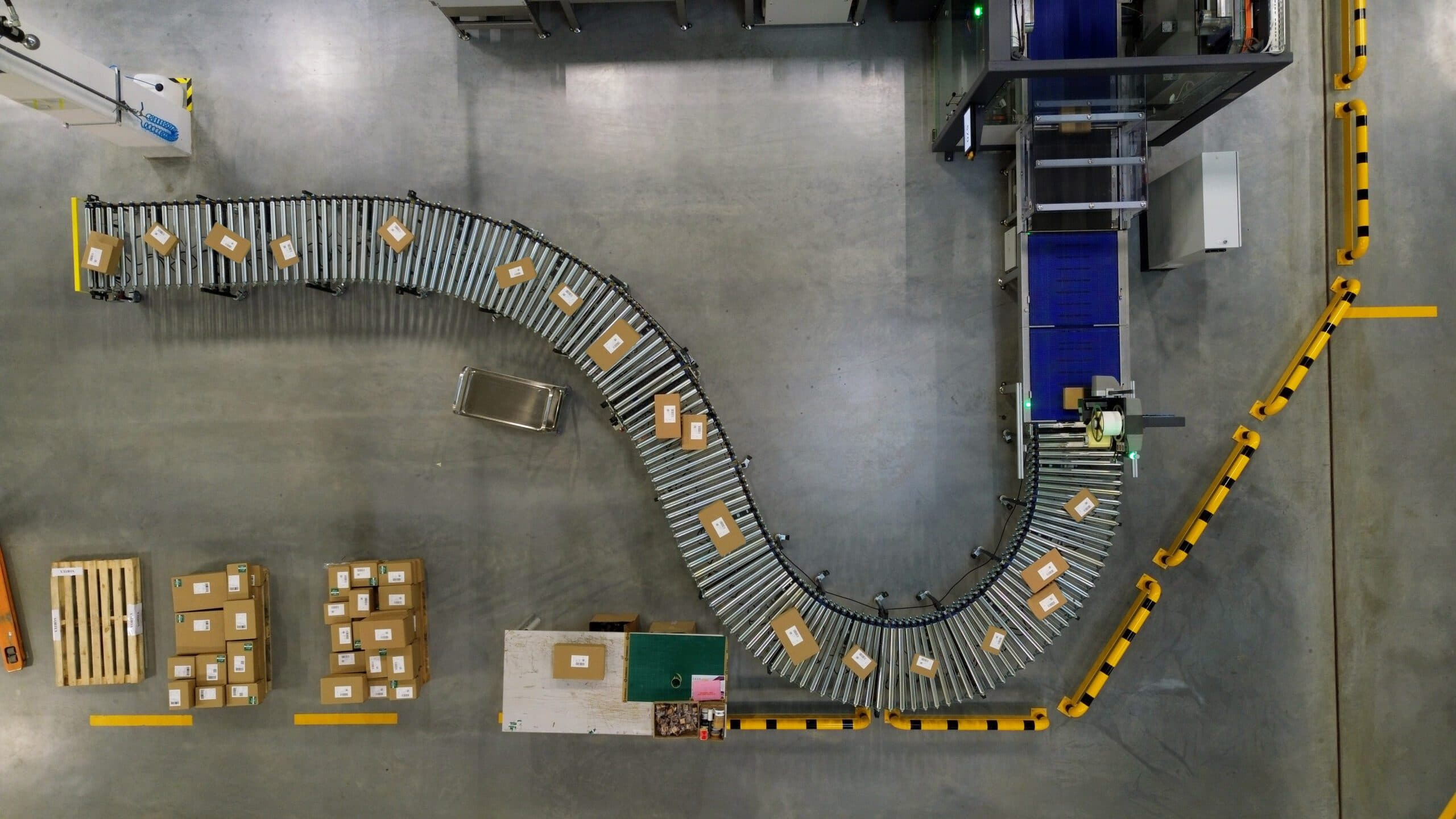 Aerial view of a parcel conveyor running through a Completio warehouse