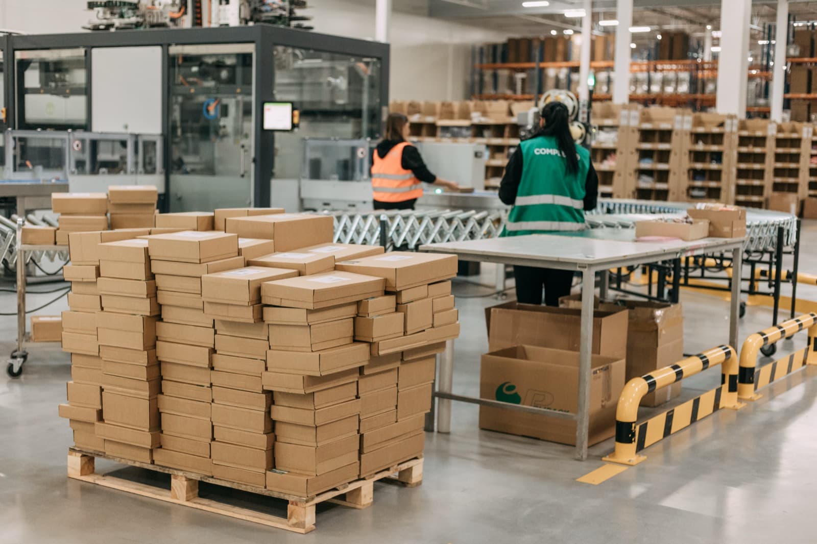 A pallet of fit-to-size cartons by the Completio packing machine