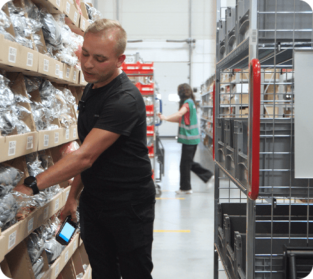 Order picking with a scanner at Completio warehouse racking